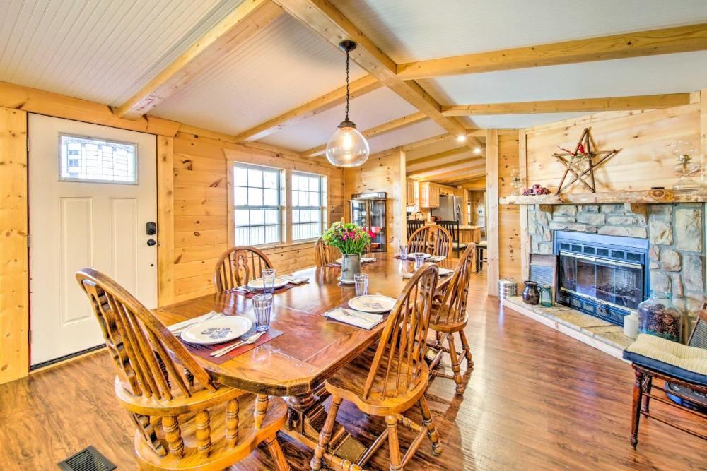 Pet-Friendly Ellijay Escape with Yard and Grill!
